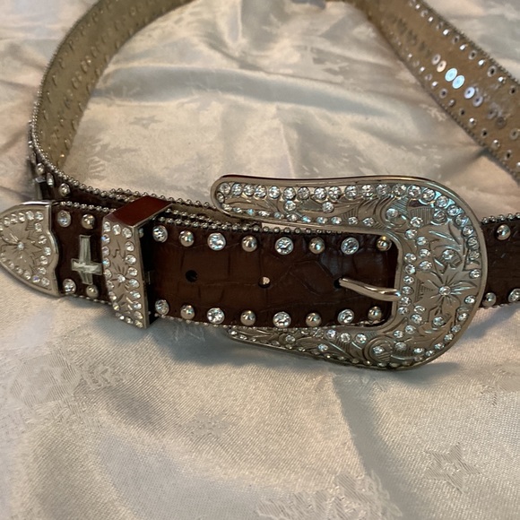 Really nice leather belt . Western style. Beautiful, I just never wear any more. main image 16